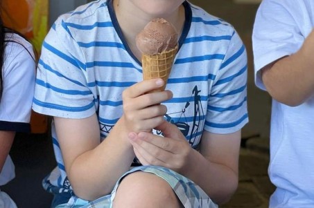 Schüler mit Eis