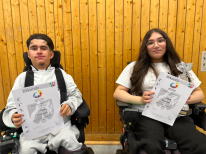 Sieger:innen zeigen Urkunde in die Kamera