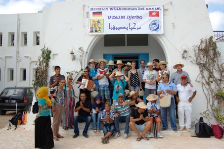 Vor unserer Partnerschule in Tunesien