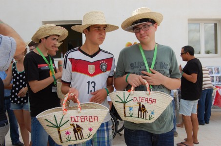 deutsche Schüler auf einer Einkaufstour auf Djerba