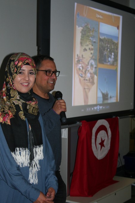 Eine Tunesierin hält einen Vortrag in der LVR-Christophorusschule