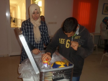 Tunesische Schüler packen den Koffer aus