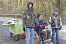 Die Schüler der Christophorusschule ziehen das mobile Waldlabor über den Waldweg