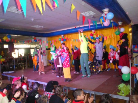 Die Karnevalsfeier in der Schulhalle - Auftritt einer Tanzgruppe