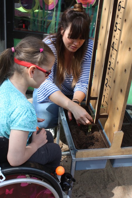 Eine Schülerin der Schuleingangsklasse bepflanzt die Module.