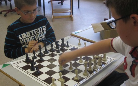Schüler grübeln über dem Schachbrett